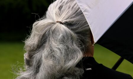 Девушка с седыми волосами