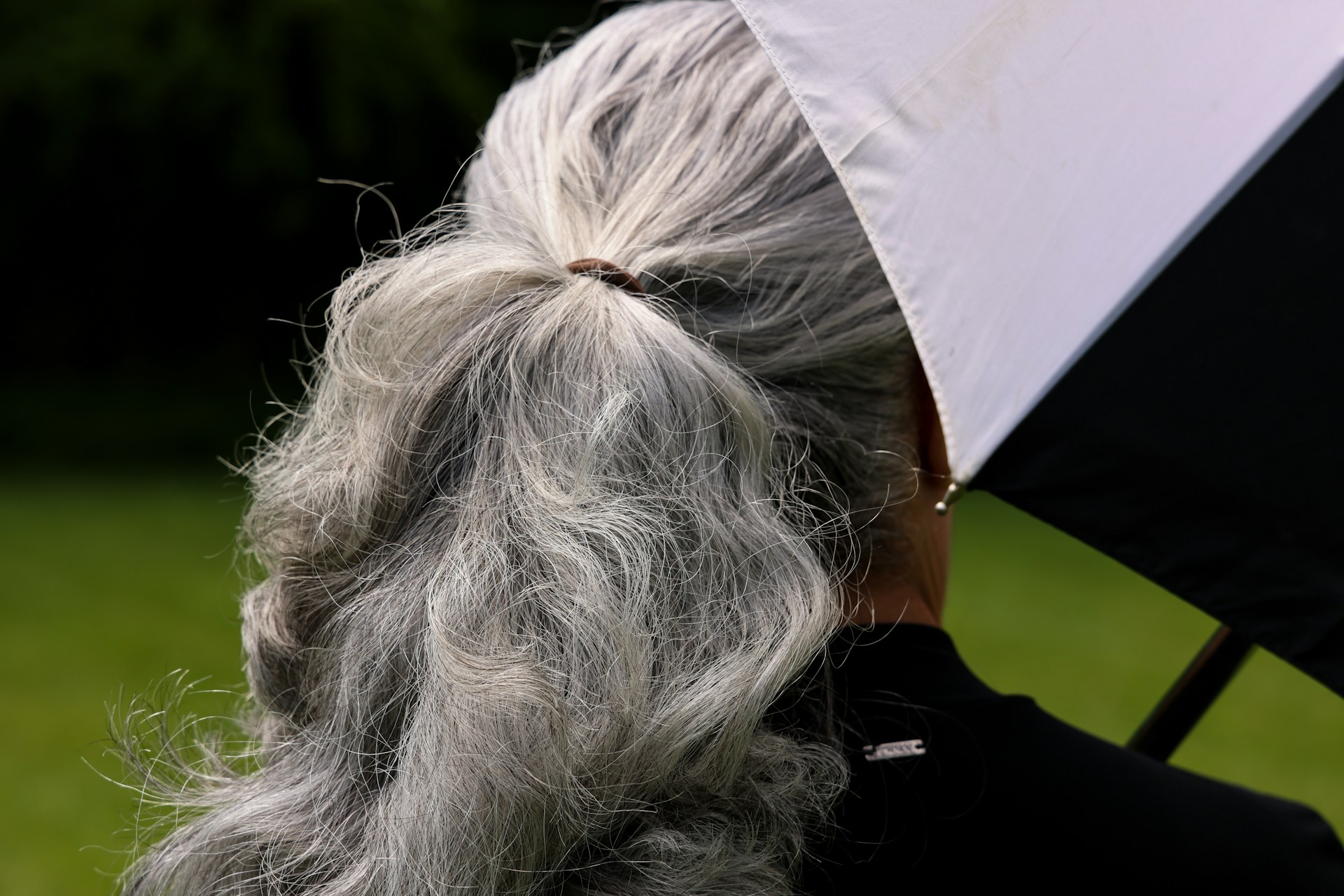 Девушка с седыми волосами