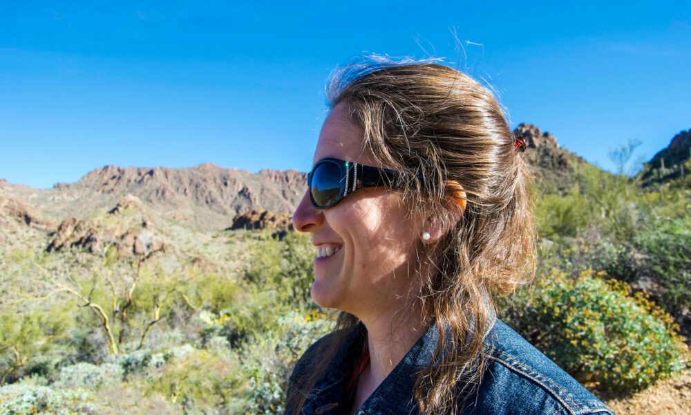 Довольная девушка