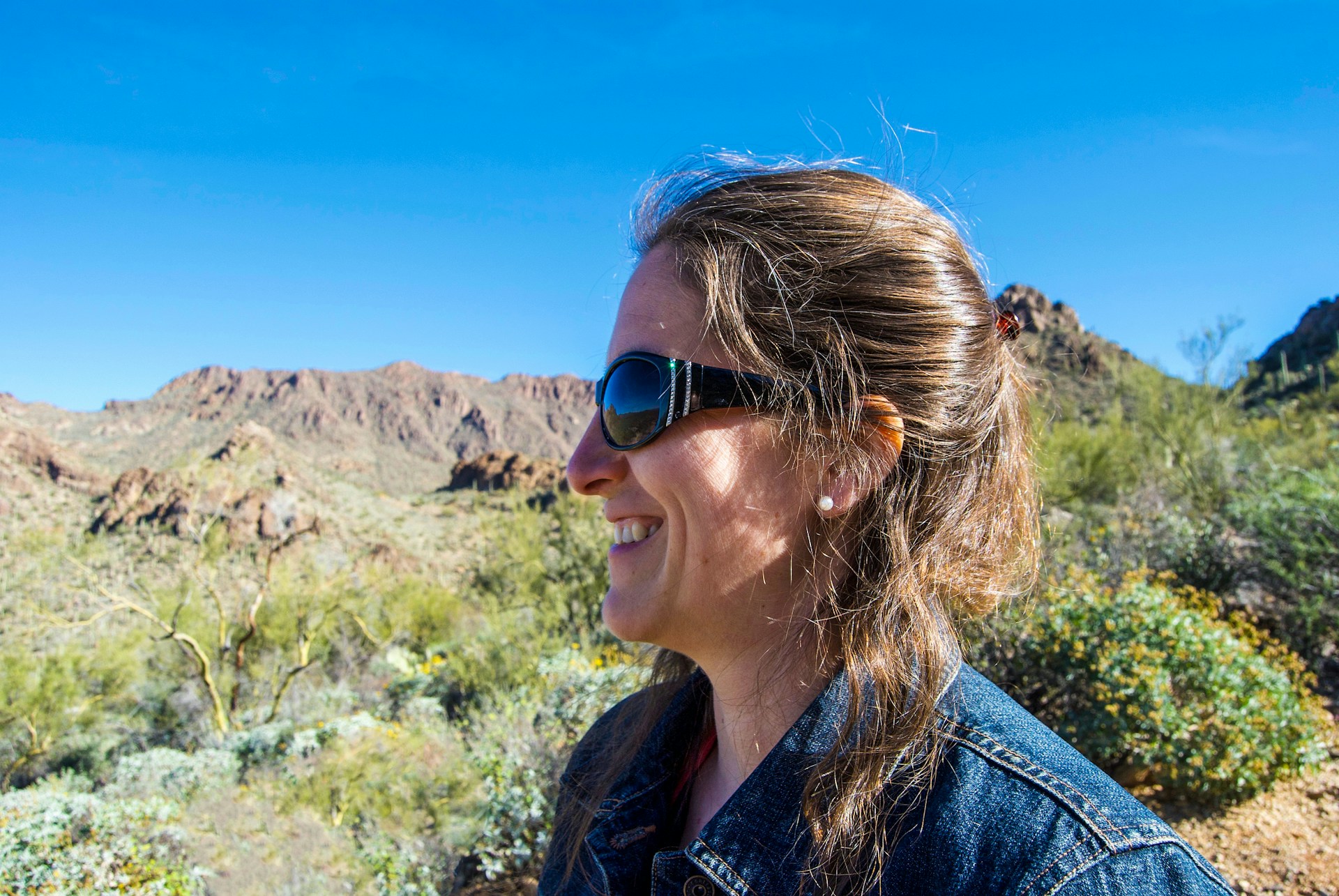 Довольная девушка