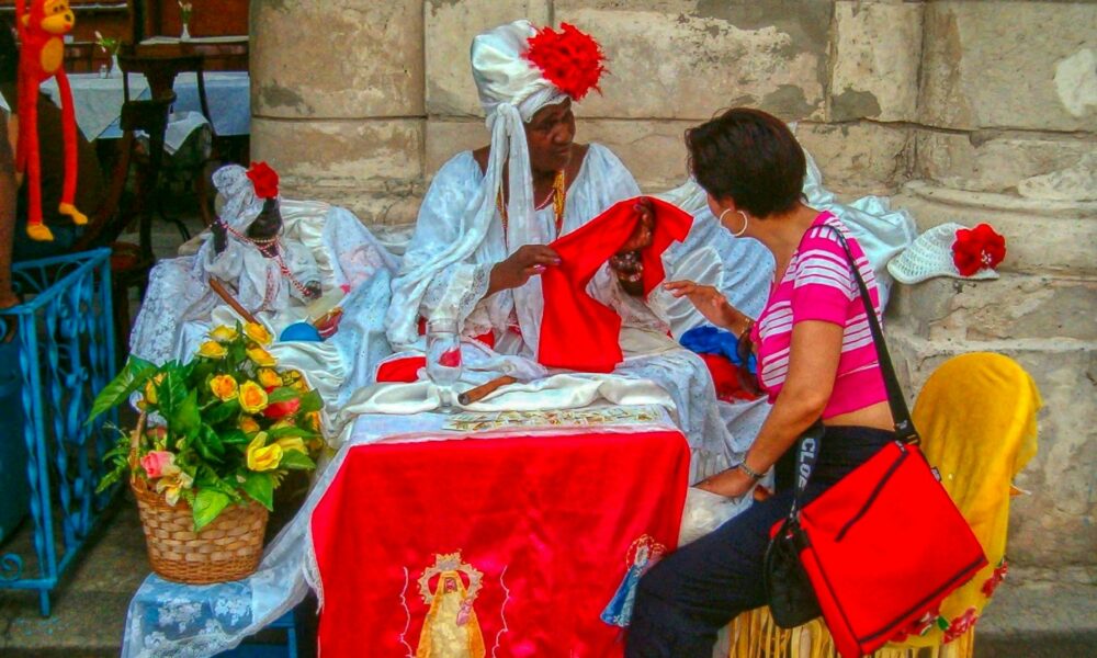 Две женщины сидят