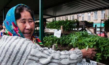 бабушка с зеленью