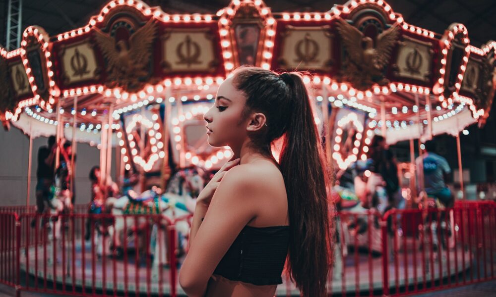 Девушка на фоне карусели