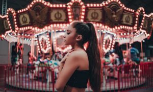 Девушка на фоне карусели