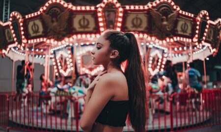 Девушка на фоне карусели