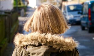 Девушка в куртке