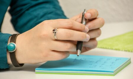 Девушка пишет