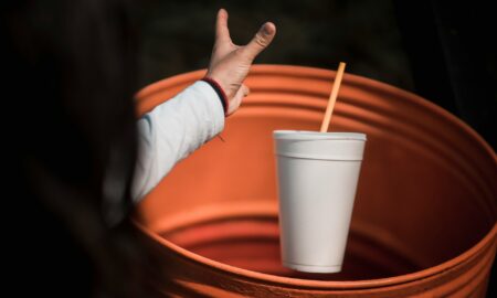 Выбрасывает мусор