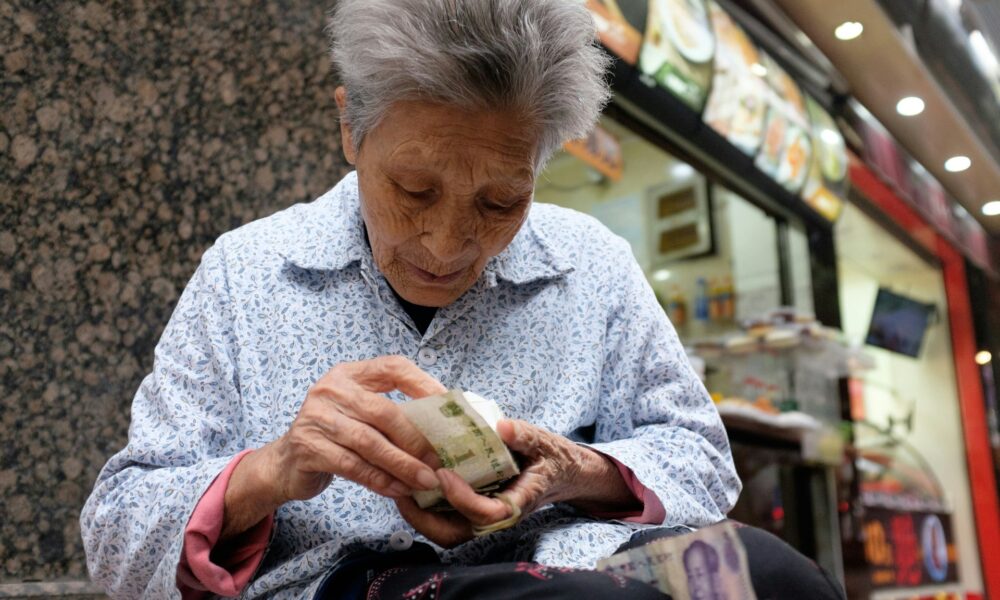 Бабушка с деньгами