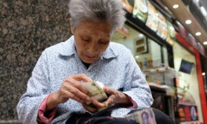 Бабушка с деньгами