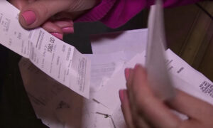 Кассовые чеки в руках женщины.