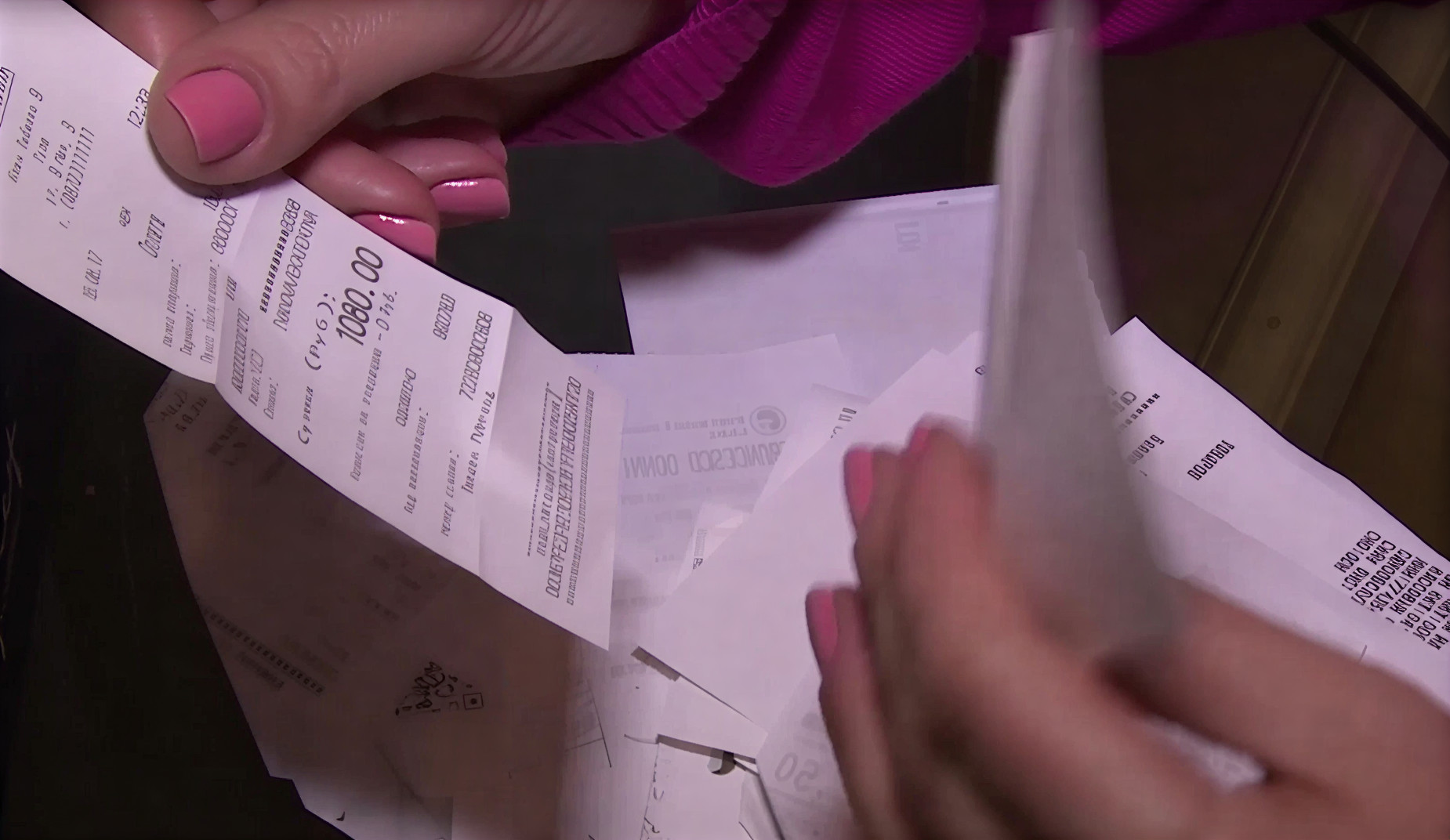 Кассовые чеки в руках женщины.