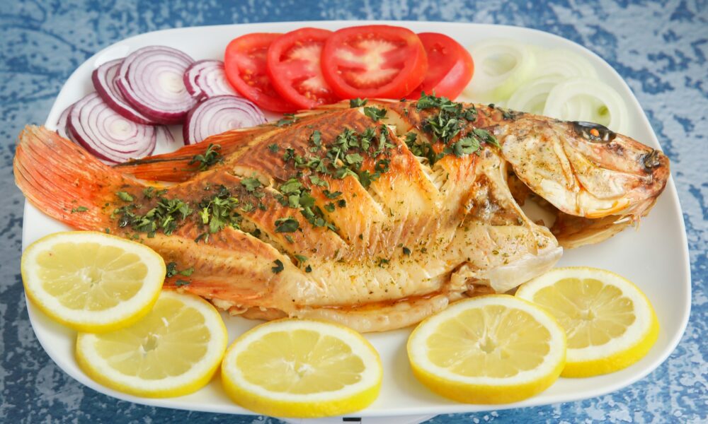 Рыба с лимоном и помидорами