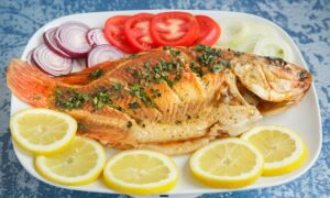 Рыба с лимоном и помидорами
