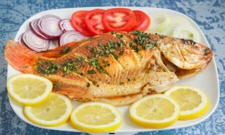 Рыба с лимоном и помидорами