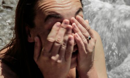 Девушка плачет