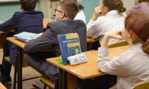 дети сидят в классе на уроке