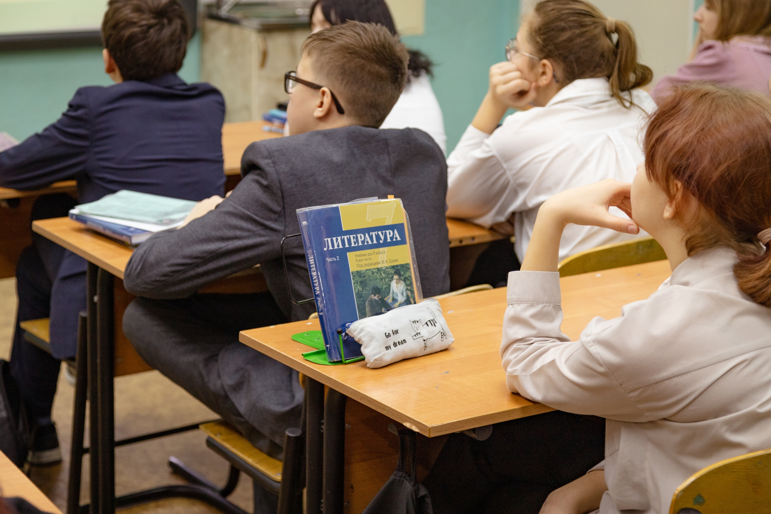 дети сидят в классе на уроке