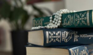 книги лежат на столе