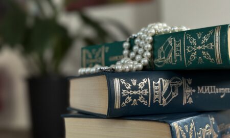 книги лежат на столе