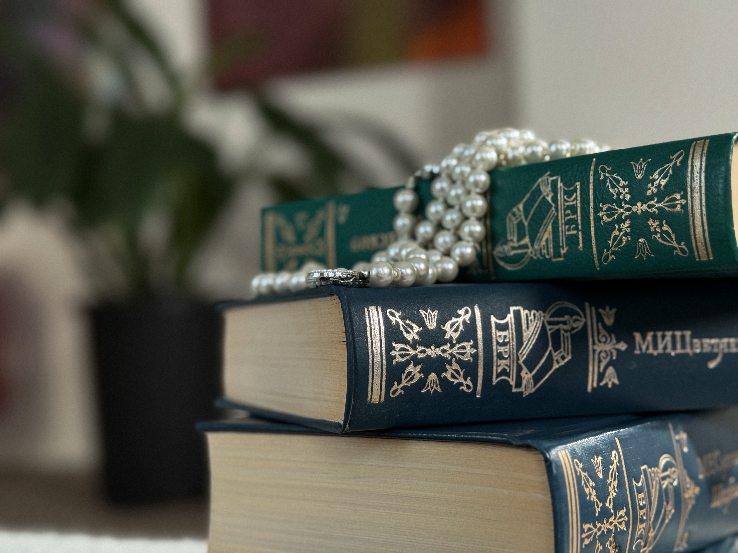 книги лежат на столе