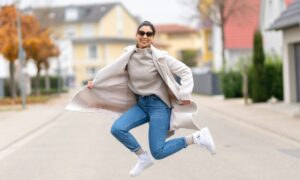 Девушка прыгает от радости