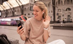 Девушка с телефоном улыбается