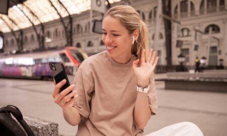 Девушка с телефоном улыбается