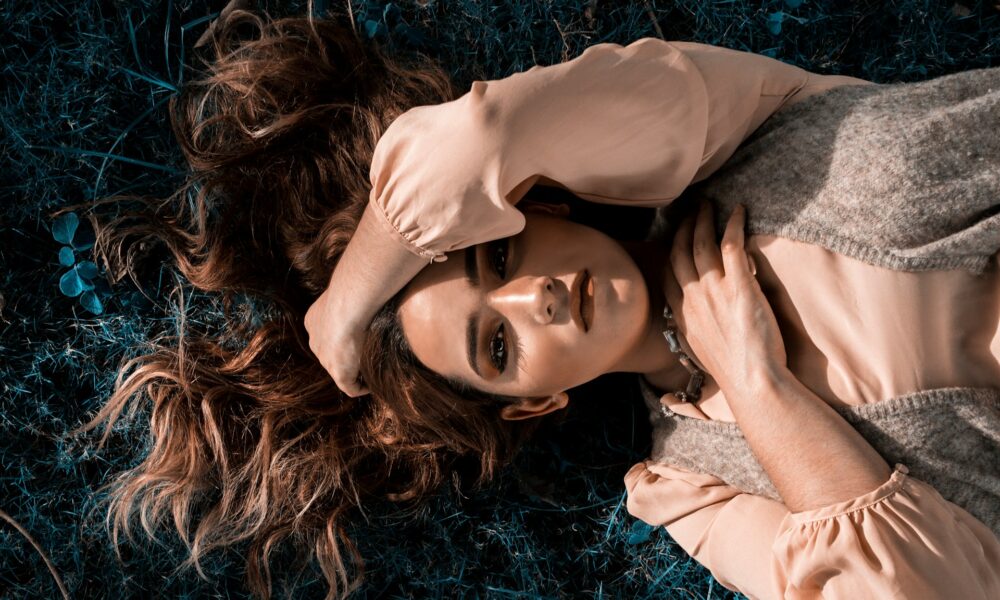 Девушка лежит на земле
