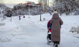 мама гуляет с коляской