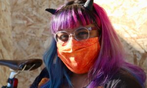 Девушка в маске