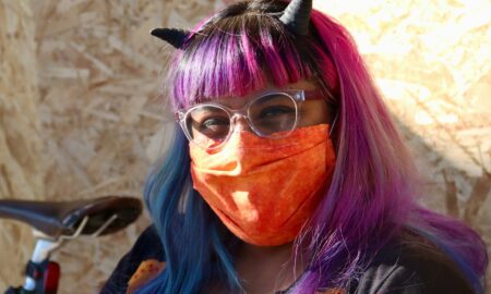 Девушка в маске