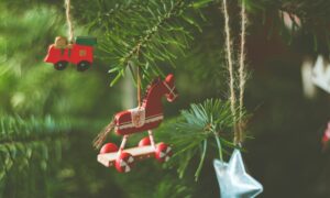 alt елка с игрушками