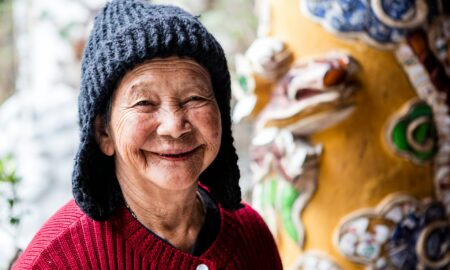 Бабушка улыбается