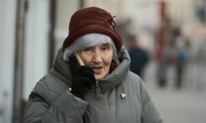 бабушка в куртке