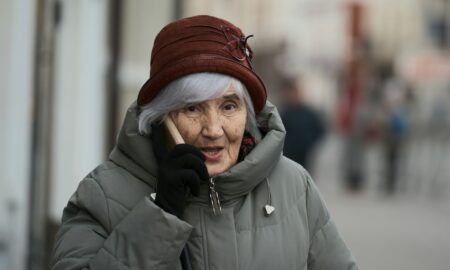 бабушка в куртке