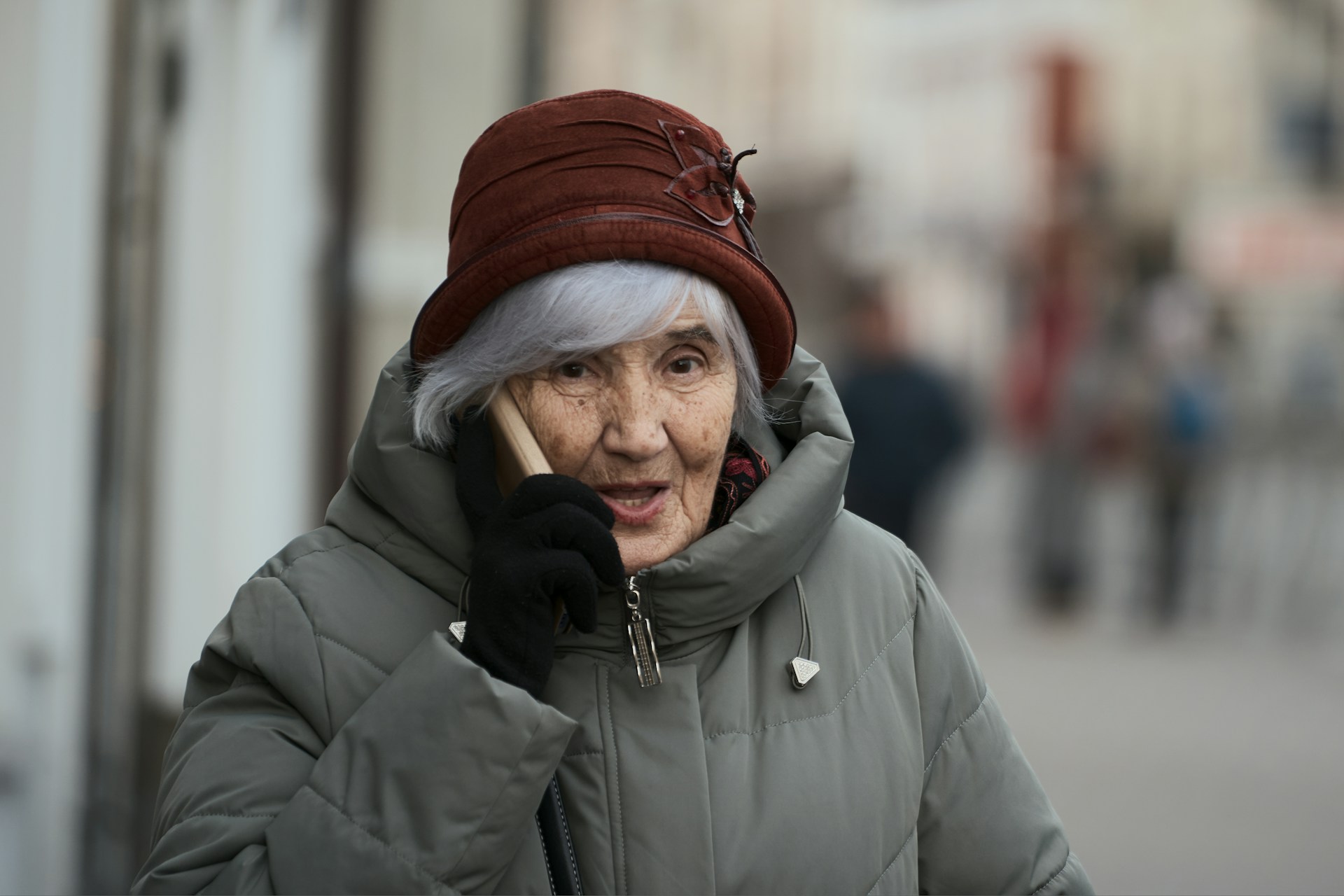 бабушка в куртке