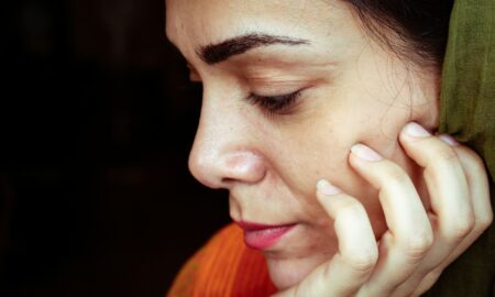 Девушка думает