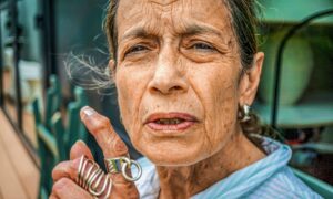 Бабушка с серьгами и кольцами