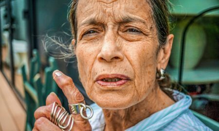 Бабушка с серьгами и кольцами