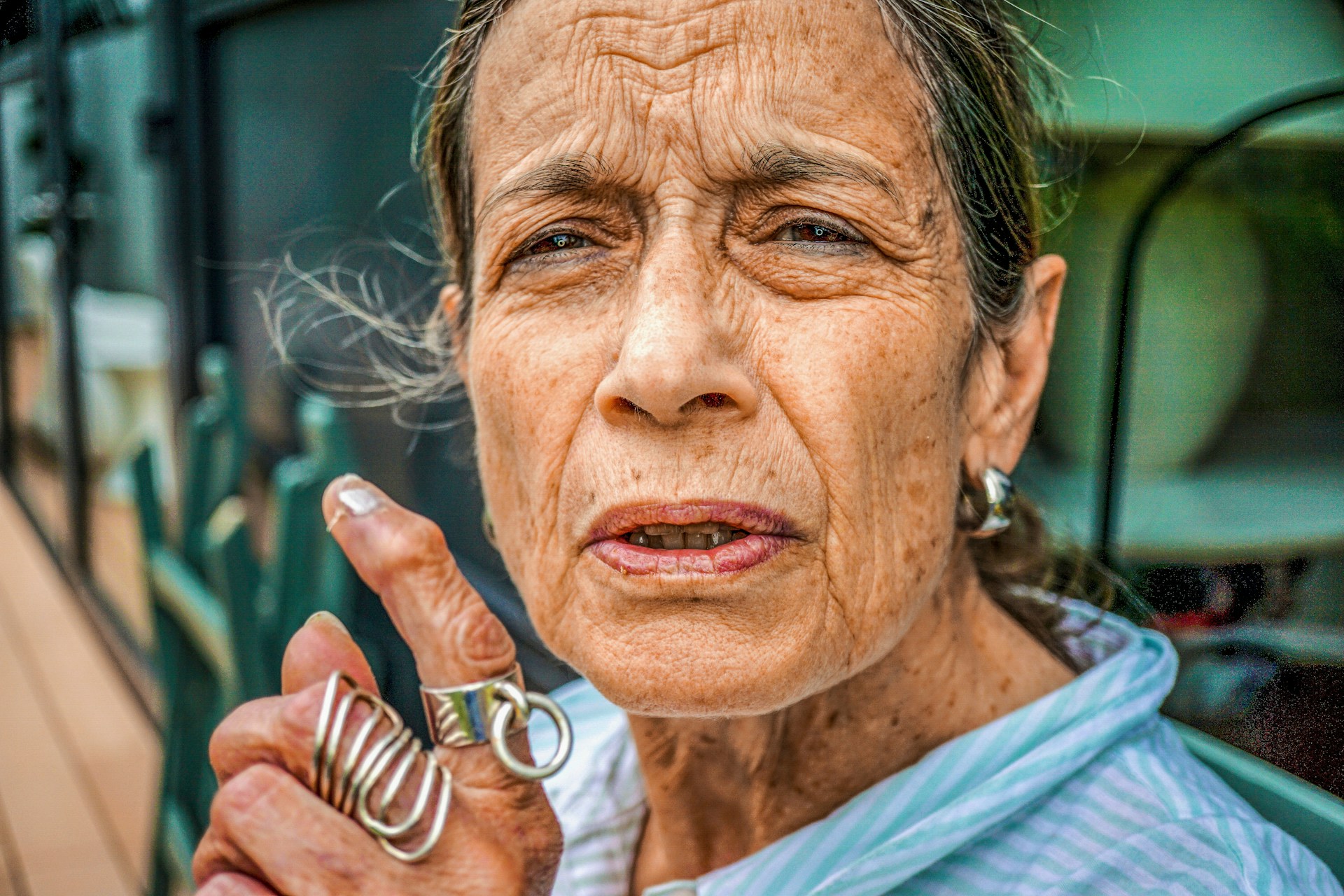 Бабушка с серьгами и кольцами