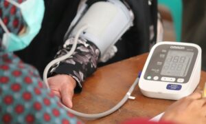 Меряет давление