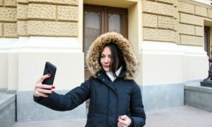 Девушка в черном пуховике