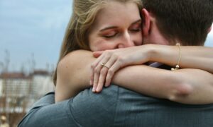 Пара обнимается