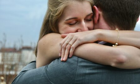 Пара обнимается