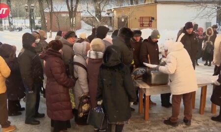 alt люди стоят за едой