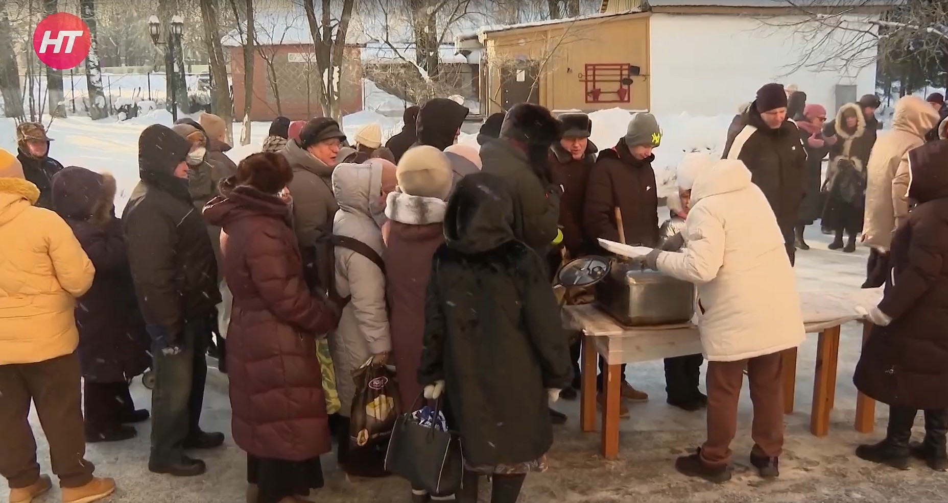 alt люди стоят за едой