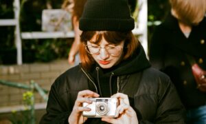 Девушка в шапке черной