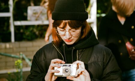 Девушка в шапке черной