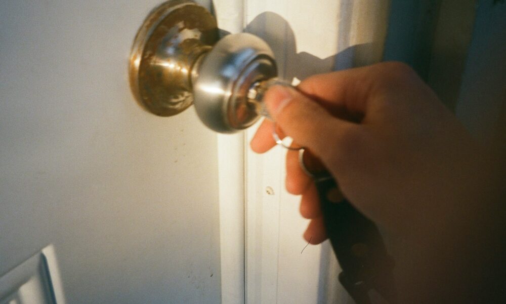 Открывает дверь ключем